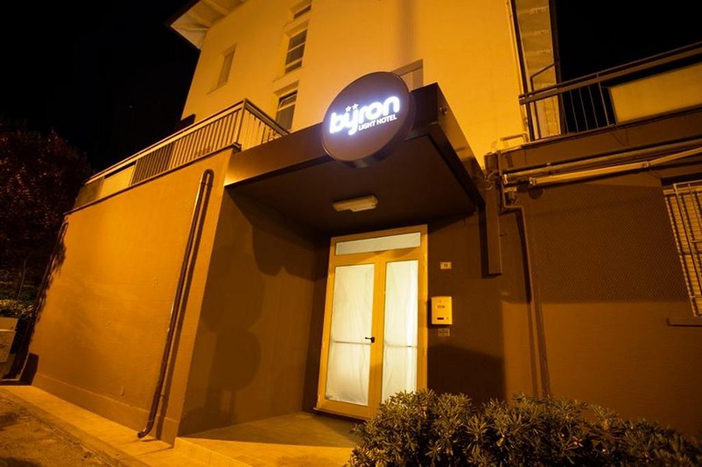 Hotel Byron Solo Per Giovani Riccione Extérieur photo