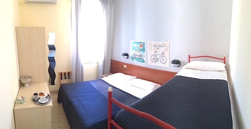 Hotel Byron Solo Per Giovani Riccione Extérieur photo