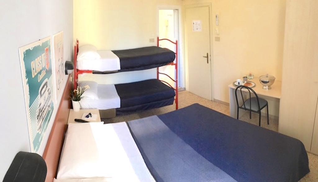 Hotel Byron Solo Per Giovani Riccione Extérieur photo