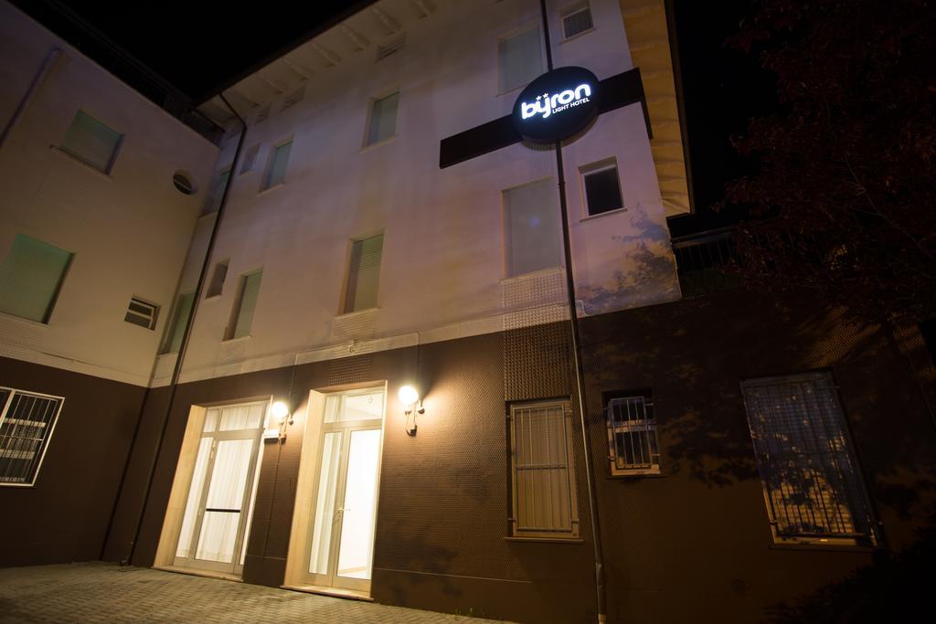 Hotel Byron Solo Per Giovani Riccione Extérieur photo