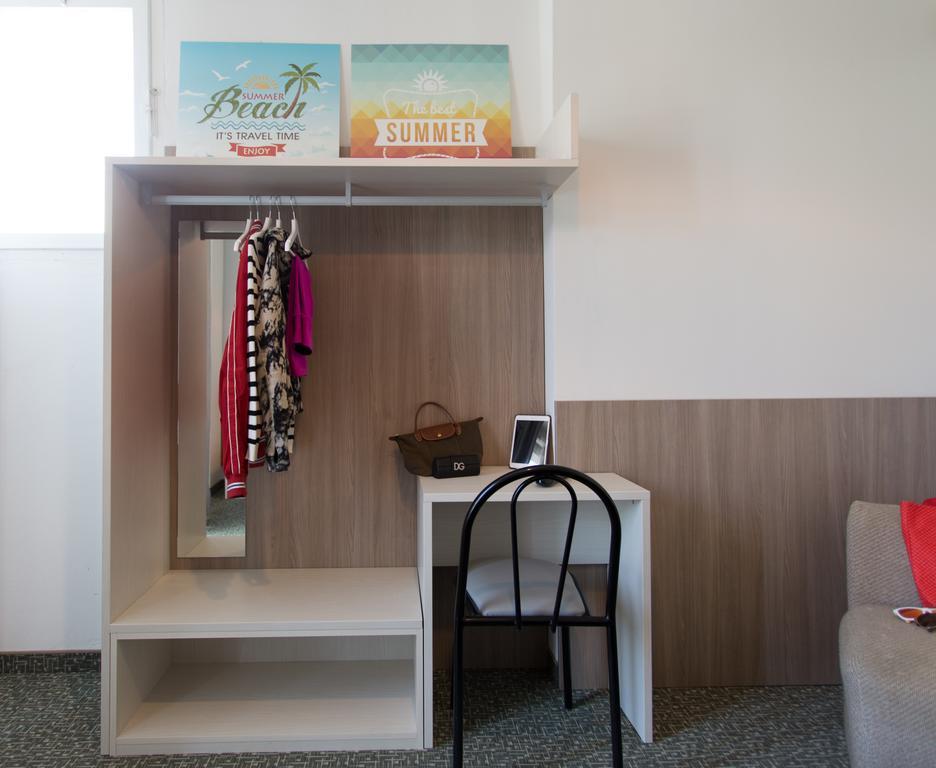 Hotel Byron Solo Per Giovani Riccione Extérieur photo