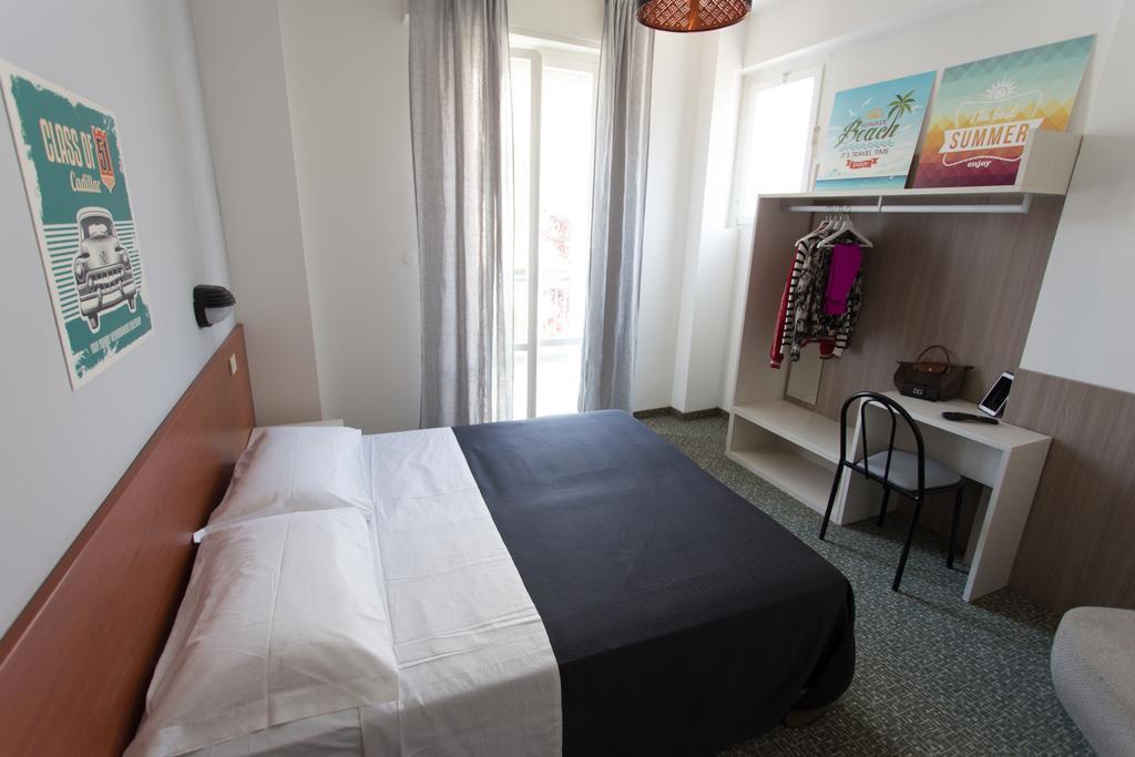 Hotel Byron Solo Per Giovani Riccione Extérieur photo