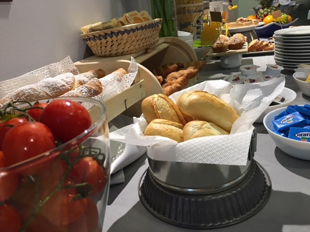 Hotel Byron Solo Per Giovani Riccione Extérieur photo