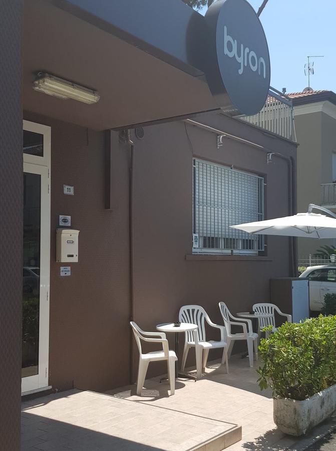 Hotel Byron Solo Per Giovani Riccione Extérieur photo